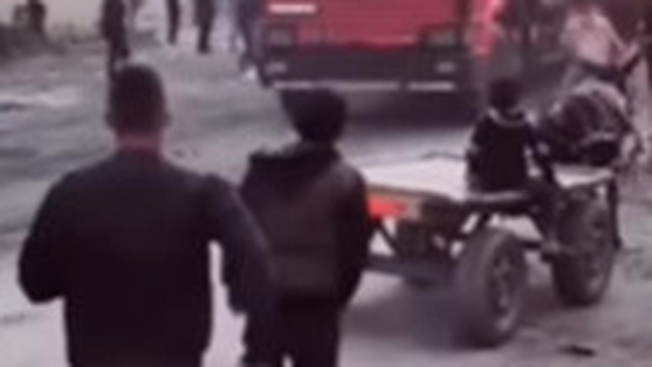 Momen Pilu Warga di Gaza Berebut Bantuan dari Truk Makanan yang Dilarang Berhenti