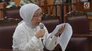 Terdakwa kasus dugaan penyebaran berita bohong atau hoaks Ratna Sarumpaet sedang membacakan pledoi saat sidang lanjutan di PN Jakarta Selatan, Selasa (18/6/2019). Sidang tersebut beragenda pembacaan pledoi atau nota pembelaan dari terdakwa. (Liputan6.com/Herman Zakharia)