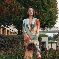 Rok pleats hadirkan tampilan yang begitu kekinian. Kali ini Andien padukan rok pleats motif dengan blazer motif senada. Penyempurnaan gaya semakin sempurna dengan tabi shoes yang unik. [Foto: Instagram/ Andien]