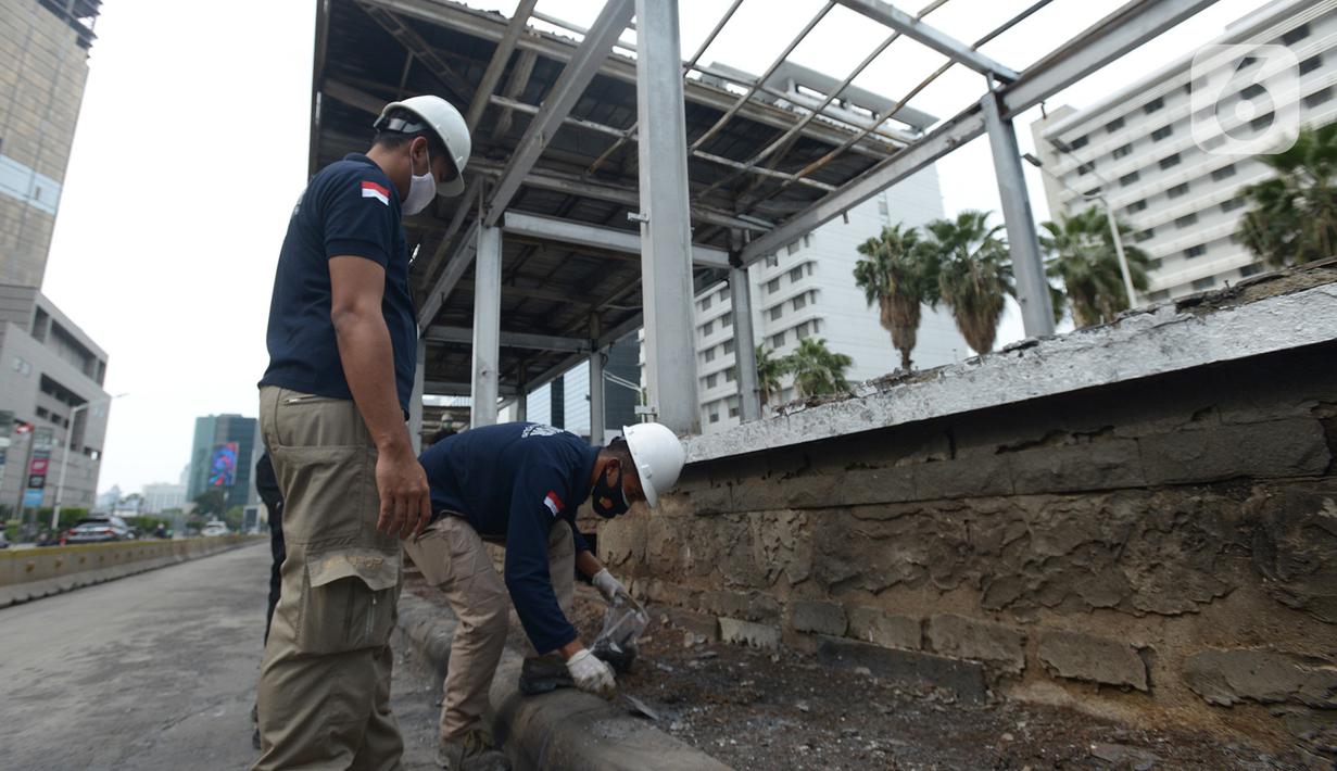 Tim Labfor Mabes Polri melakukan olah tempat kejadian perkara (TKP) sisa-sisa kebakaran Halte Transjakarta Bundaran HI, Jakarta, Jumat (9/10/2020). Halte Transjakarta Bundaran HI dibakar oleh pendemo yang menolak UU Cipta Kerja. (merdeka.com/Imam Buhori)