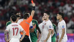 Wasit Rustam Lutfullin (tengah) memberikan kartu merah kepada pemain Indonesia Justin Hubner (2 kanan) dalam pertandingan kualifikasi Piala Dunia 2026 zona Asia antara Arab Saudi dan Indonesia di Stadion Utama Gelora Bung Karno, Jakarta, pada 19 November 2024. (ADITYA AJI/AFP)