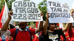 Pengunjuk rasa membawa poster saat melakukan aksi menolak Pergub 228 tahun 2015, Jakarta, Senin (9/11/2015). Massa menilai Pergub tersebut melawan demokrasi dan melanggar HAM. (Liputan6.com/Yoppy Renato)