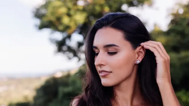 Ilustrasi Anting Jepit Tanpa Tindik (credit: kroshka_nastya/freepik)