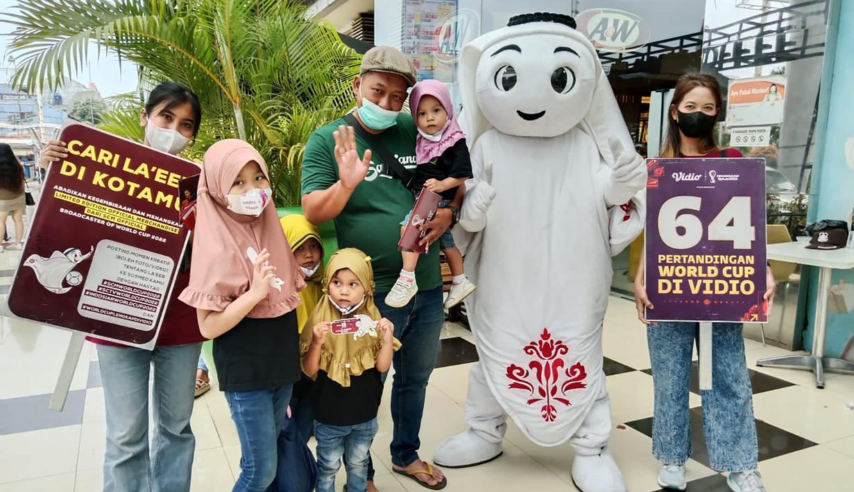 La'eeb mendapat sambutan hangat dari para pengunjung Depok Town Square, yang didominasi para anggota keluarga yang tengah berakhir pekan. Momen ini tentu tak boleh disia-siakan dengan mengajak La'eeb untuk berfoto bareng. (Procomm Surya Citra Media)