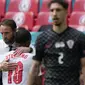 Pelatih Timnas Inggris, Gareth Southgate, memeluk Raheem Sterling setelah laga kontra Kroasia, di Stadion Wembley, Minggu (13/6/2021). (Frank Augstein / POOL / AFP)