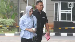 Terpidana General Manager Commercial PT Humpuss Transportasi Kimia, Asty Winasti dikawal petugas berjalan masuk akan menjalani pemeriksaan sebagai saksi di Gedung KPK, Jakarta, Selasa (12/11/2019). (merdeka.com/Dwi Narwoko)