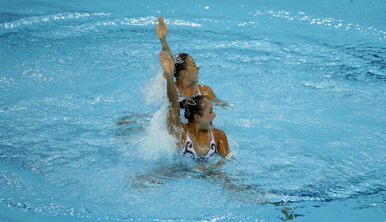 Atlet renang indah Indonesia, Adela Amanda Nirmala dan Claudia M Suyanto melalukan Duet Technical Routine di OCBC Aquatic Centre, Singapura, Selasa (2/6/2015). Adela A Nirmala dan Claudia M Suyanto menempati posisi ke-4. (Liputan6.com/Helmi Fithriansyah)