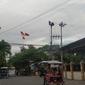 Warga Kota Gorontalo mulai memasang bendera negara asing yang bakal berlaga di FIFA World (Arfandi Ibrahim/Liputan6.com)