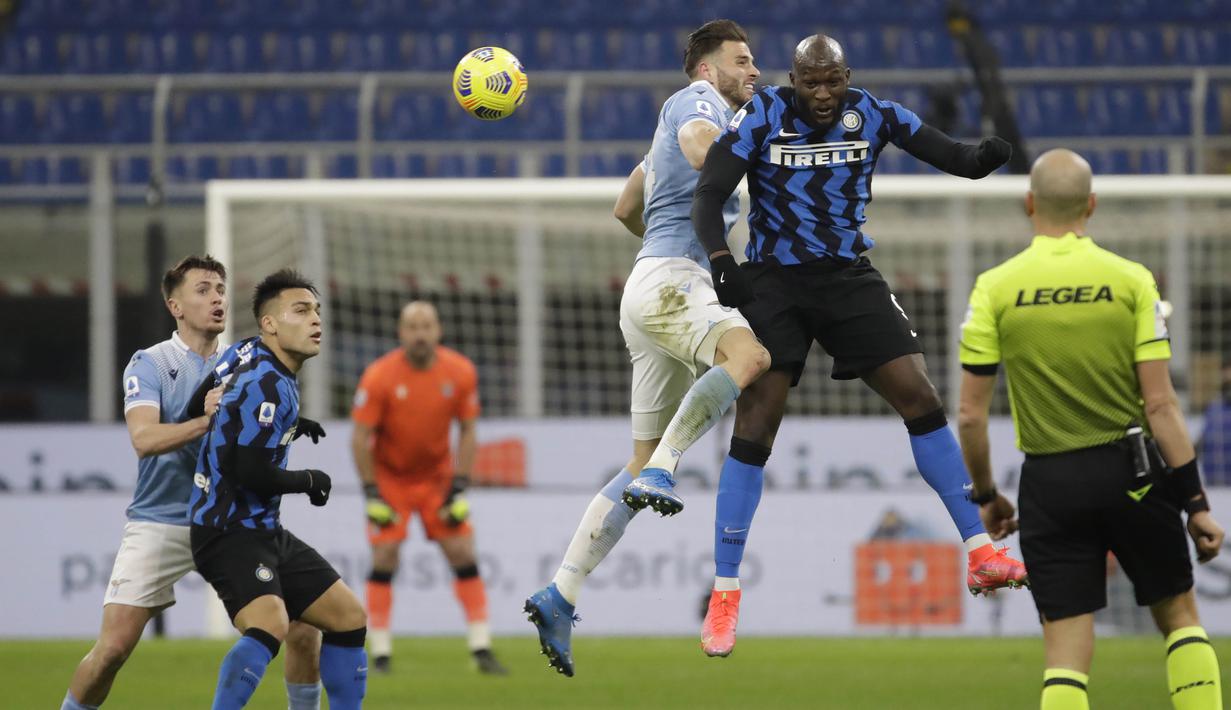 Striker Inter Milan, Romelu Lukaku, duel udara dengan pemain Lazio, Wesley Hoedt, pada laga Liga Italia di Stadion Giuseppe Meazza, Senin (15/2/2021). Inter Milan menang dengan skor 3-1. (AP/Luca Bruno)