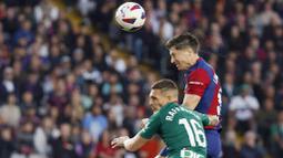 Pemain Barcelona, Robert Lewandowski, mencetak gol melalui tadukan kepala ke gawang Alaves pada laga pekan ke-13 La Liga 2023/2024 di Estadi Olímpic Lluís Companys, Minggu (12/11/2023). Gol-gol Barcelona semuanya diborong oleh Robert Lewandowski. Sementara gol Alaves dicetak oleh Samu Omorodion. (AP Photo/Joan Monfort)