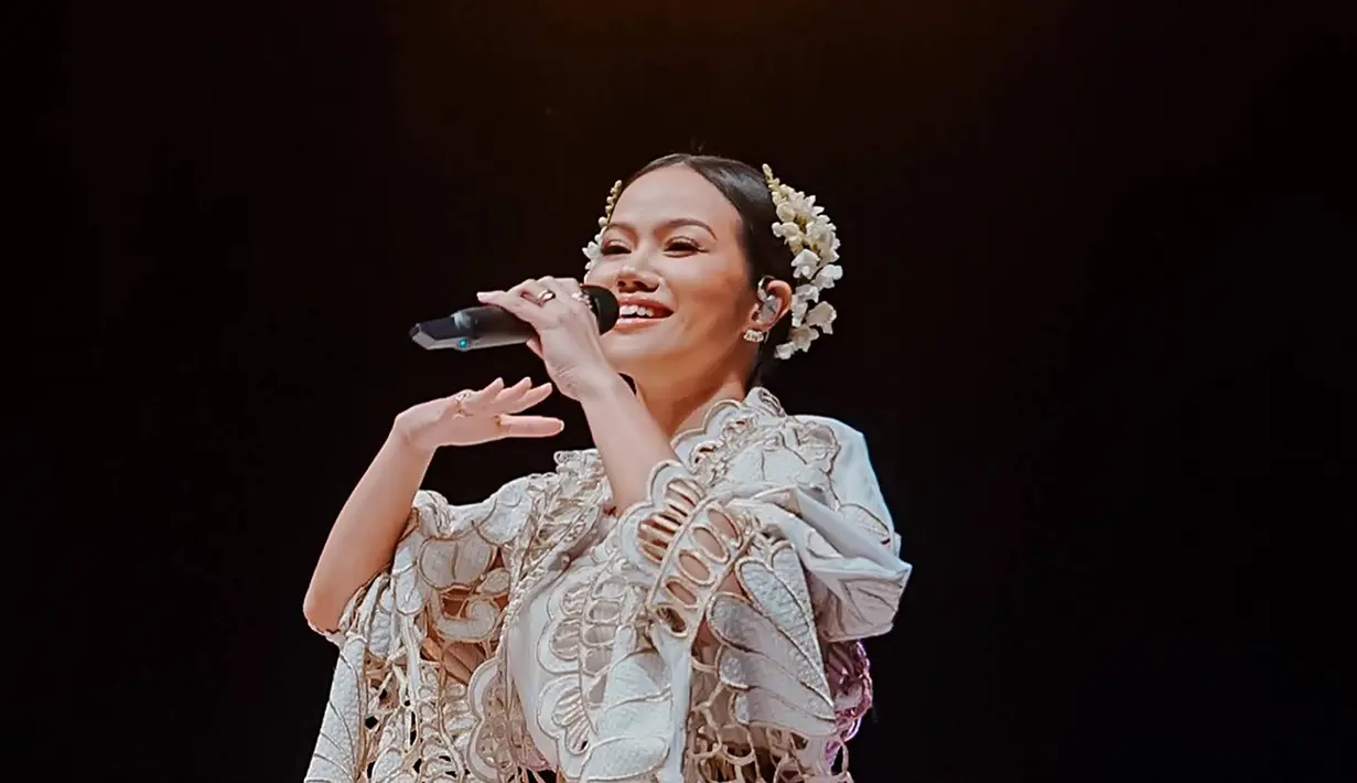 Pemakaian flower crown ini pun kerap dipadukan dengan warna busana yang senada saat tampil di atas panggung. Seperti warna bunga putih dengan busana yang dominan putih. Sebagai seorang penyanyi, nama Yura Yunita sendiri memang sudah populer di kalangan pecinta musik. (Liputan6.com/IG/@yurayunita)