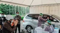 Menteri Pariwisata dan Ekonomi Kreatif (Menparekraf) Sandiaga Uno meninjau pelaksanaan vaksinasi COVID-19 bagi pelaku pariwisata dan ekonomi kreatif di Bali. (dok. Biro Komunikasi Kemenparekraf)