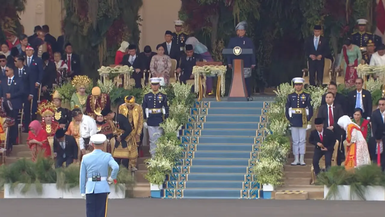 Presiden Prabowo Pimpin Upacara Penurunan Bendera di Istana