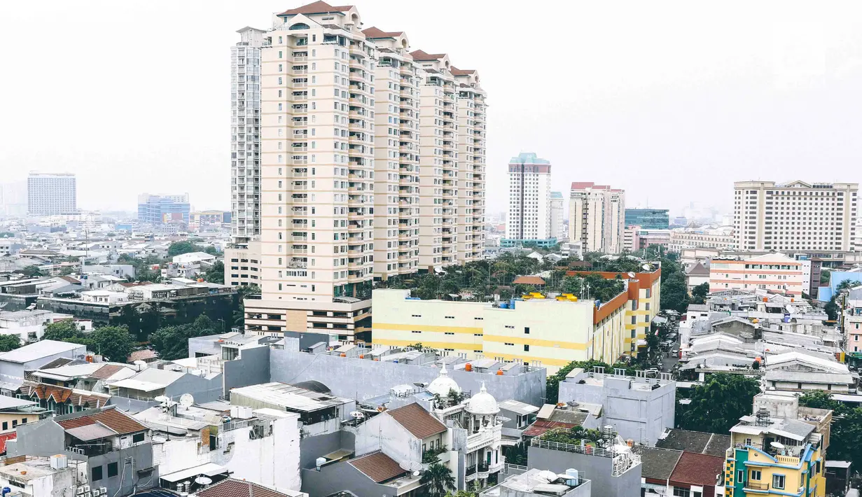 Pemandangan permukiman dan perkantoran dilihat dari kawasan Mangga Dua Jakarta, Kamis (8/11). Populasi di Jakarta yang mencapai 35,6 juta jiwa diperkirakan akan bertambah 4,1 juta orang antara 2017 dan 2030. (Liputan6.com/Immanuel Antonius)