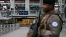Seorang tentara Prancis dari operasi keamanan Sentinelle berjaga di aula setelah serangan pisau di stasiun kereta api Gare de Lyon di Paris, pada 3 Februari 2024. (Thomas SAMSON/AFP)