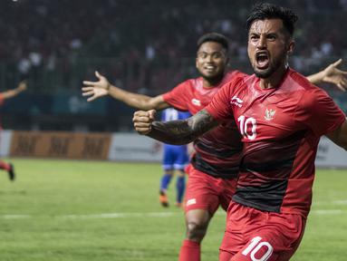 Gelandang Indonesia, Stefano Lilipaly, merayakan gol yang dicetaknya ke gawang Chinese Taipei pada laga Grup A Asian Games di Stadion Patriot, Bekasi, Minggu (12/8/2018). Indonesia menang 4-0 atas Chinese Taipei. (Bola.com/Vitalis Yogi Trisna)