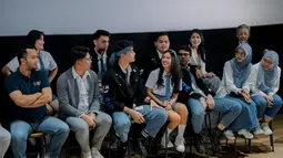 Series Dia Angkasa diperankan oleh sederet pemain muda yang tengah naik daun, seperti Yesaya Abraham, Shenina Cinnamon, Jeff Smith hingga Freya JKT48. Meski ada yang kontra, namun tak sedikit yang tetap apresiasi dan menantikan series tersebut tayang. Jika konferensi pers untuk mengumumkan pemainnya sudah digelar, selanjutnya memasuki tahap proses syuting. (Liputan6.com/IG/@diaangkasaofficial)