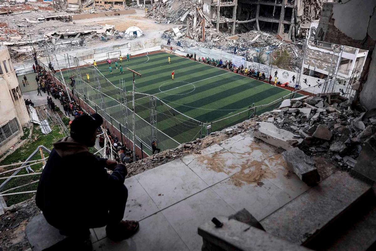 FOTO: Sepak Bola Hidupkan Harapan di Reruntuhan Gaza