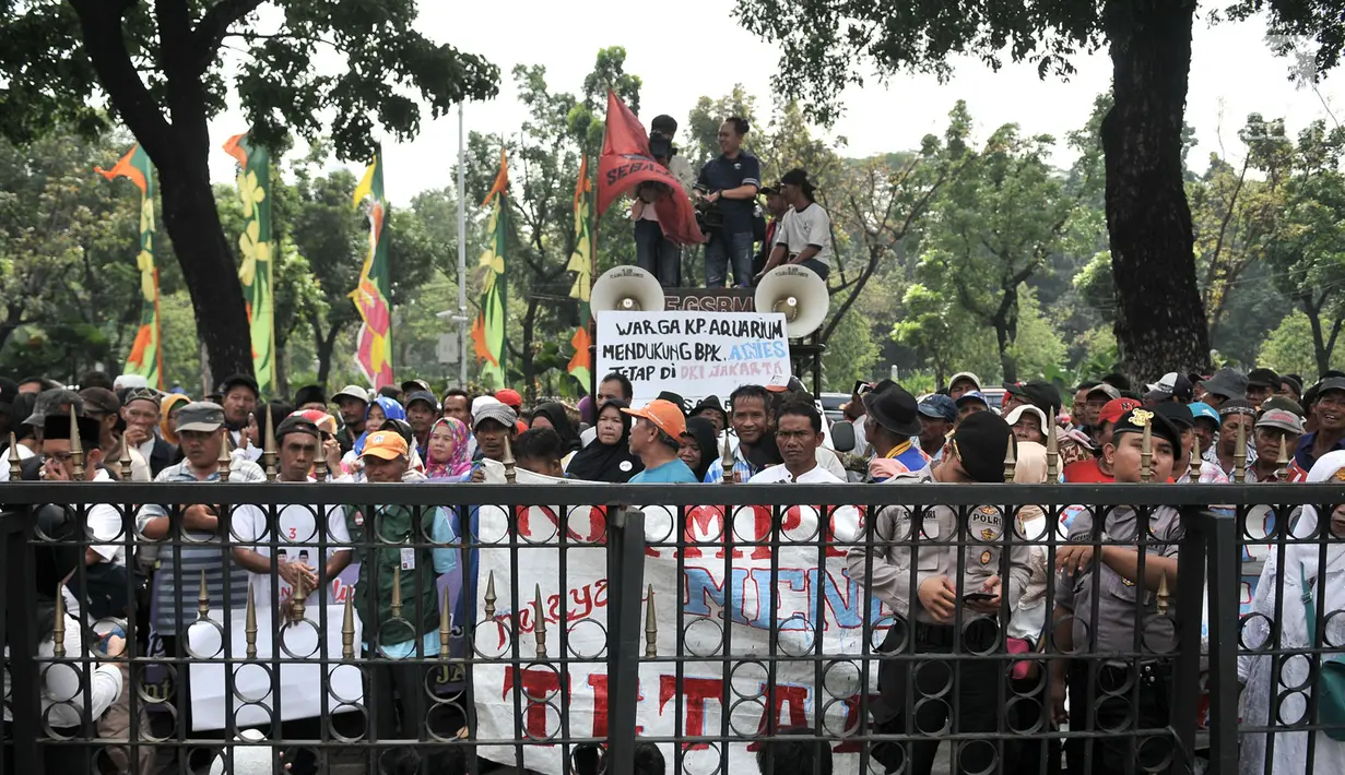 Massa yang tergabung dalam Jaringan Rakyat Miskin Kota (JRMK) dan Serikat Becak Jakarta (Sebaja) saat menggelar aksi di depan Balai Kota, Jakarta, Senin (23/7). (Merdeka.com/Iqbal S. Nugroho)