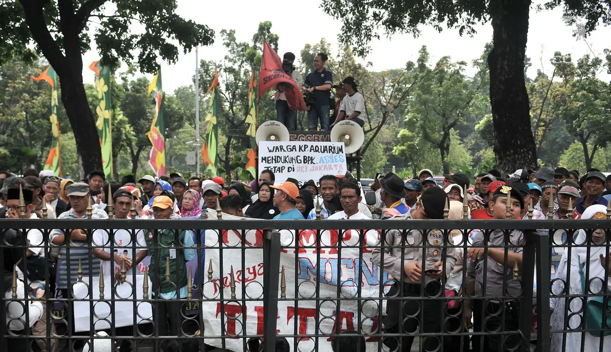 Massa yang tergabung dalam Jaringan Rakyat Miskin Kota (JRMK) dan Serikat Becak Jakarta (Sebaja) saat menggelar aksi di depan Balai Kota, Jakarta, Senin (23/7). (Merdeka.com/Iqbal S. Nugroho)