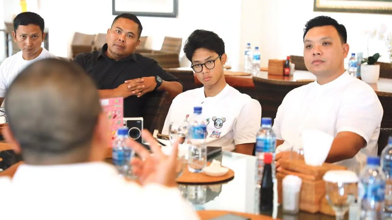 Muhammad Zinedine Alam Ganjar melakukan pertemuan bersama sejumlah pengusaha lokal Bali, di Bebek Tepi Sawah, Tuban, Bali, Minggu (17/12) (Istimewa)