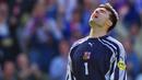 Pavel Srnicek. Kiper yang telah tutup usia pada 29 Desember 2015 di usia 47 tahun akibat serangan jantung saat jogging ini pernah bermain di Liga Inggris bersama 4 klub, yaitu Newcastle United, Sheffield Wednesday, Portsmouth dan West Ham United. Ia didatangkan Newcastle United, klub yang diperkuatnya dalam dua periode, dari Banik Ostrava pada pertengahan musim 1990/1991 dengan nilai transfer 400 ribu euro. Dalam dua periode tersebut, ia berhasil mencatatkan penampilan sebanyak 184 kali di semua ajang dengan torehan 66 kali clean sheet dan kebobolan 190 gol. Ia pensiun bersama Newcastle United pada awal musim 2007/2008 di periode keduanya bersama The Magpies. (AFP/Patrick Hertzog)
