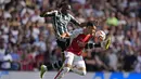 Bek Manchester United (MU) Aaron Wan-Bissaka berebut bola dengan penyerang Arsenal Gabriel Martinelli pada pekan keempat Liga Inggris 2023/2024 di Emirates Stadium, Minggu (3/9/2023) waktu setempat. (AP Photo/Kirsty Wigglesworth)