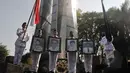 Sejumlah mahasiswa dengan foto korban tragedi Mei mengikuti peringatan 17 Tahun Tragedi 12 Mei 1998 di Universitas Trisakti, Jakarta, Selasa (12/5/2015). (Liputan6.com/Johan Tallo)