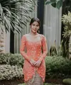 Penampilannya itu dilengkapi dengan kain batik dan sandal selop warna peach senada.  [Foto: IG/@paintedby_kiki/@adindathomas].