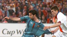 Figo pindah ke Spanyol dan bergabung dengan Barcelona pada 1995. Selama lima musim di Barcelona, Figo meraih berbagai gelar bergengsi seperti dua trofi Liga Spanyol. (AFP/Gerard Cerles)