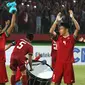 Kapten Timnas Indonesia U-19, Nurhidayat Haji Haris, memimpin selebrasi Viking Clap seusai menang atas Vietnam di penyisihan Grup A Piala AFF U-19 2018 di Stadion Gelora Delta, Sidoarjo (7/7/2018). (Bola.com/Aditya Wany)