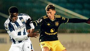 Pemain muda Manchester United (MU), Shea Lacey (kanan) berebut bola dalam laga kontra West Bromwich Albion saat kedua tim U-21 itu bertemu di lanjutan Premier League 2, Selasa (3/2/2026) dini hari WIB. (Dok. ManUtd.com)