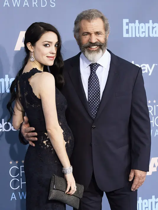 Aktor kawakan Mel Gibson merangkul pacarnya, Rosalind Ross di karpet merah Critic's Choice Awards 2016 di California, Minggu (11/12). Pacar muda Mel itu terlihat cantik dengan riasan makeup bernuansa soft smokey eyes. (Frazer Harrison/Getty Images/AFP)