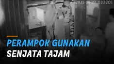 Terekam kamera CCTV beberapa perampok merampas barang penghuni kios di kawasan Cilandak, Jakarta Selatan.