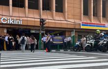 Uji Coba Pelican Crossing Baru di Stasiun Cikini, Warga 'Happy' Tak Lagi Lompat Pagar