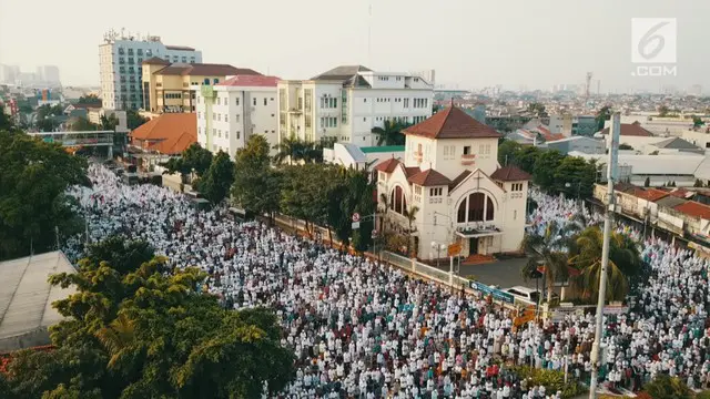 Hari ini, Jumat (15/6/2018)m umat Muslim merayakan Hari Raya Idul Fitri 1 Syawal 1439 Hijriah. Ribuan umat memadati tempat dijalankannya Shalat Idul Fitri. Salah satunya adalah di Jatinegara, Jakarta.