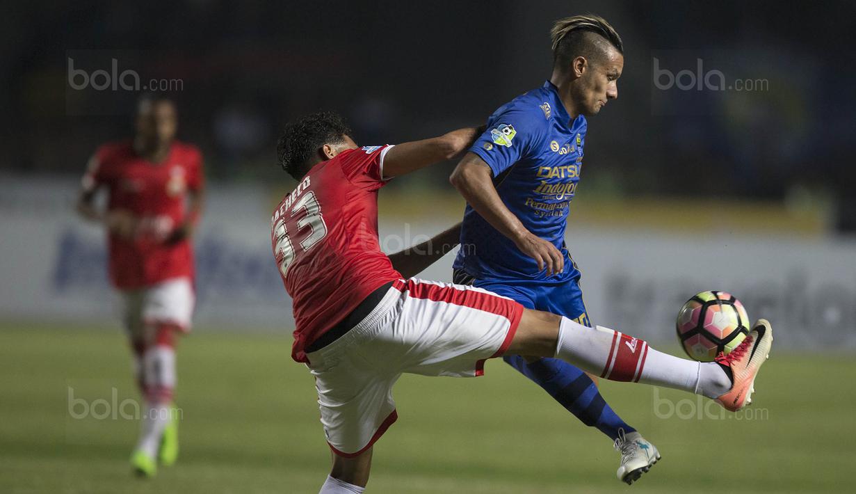 Gelandang Persib, Raphael Maitimo, berebut bola dengan bek Persija, William Pacheco, pada laga Liga 1 di Stadion GBLA Bandung, Jawa Barat, Sabtu (22/7/2017). Kedua klub bermain imbang 1-1. (Bola.com/Vitalis Yogi Trisna)