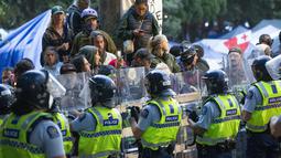 Demonstran dan polisi berhadapan dalam protes menentang mandat vaksin virus corona di Wellington, Selandia Baru, Rabu (2/3/2022). Sejak awal pandemi, Selandia Baru telah melaporkan kurang dari 100 kematian akibat virus di antara populasinya yang berjumlah 5 juta. (Mark Mitchell/New Zealand Herald vi