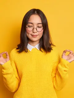 Yuk simak tips menjaga mood tetap baik meskipun sedang kurang beristirahat. [Dok/freepik.com/wayhomestudio]