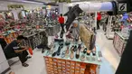 Pengunjung memilh sepatu untuk merayakan Hari Raya Idul Fitri di Lippo Mall Puri, Jakarta, Jumat (24/5/2019). Untuk menarik pengunjung dalam rangka Festival Jakarta Great Sale, berbagai diskon ditawarkan dari pukul 20.00 hingga 00.00 dalam Midsummer Night Sale. (Liputan6.com/Fery Pradolo)