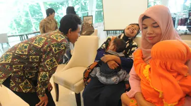 Salah seorang anak buah kapal (ABK) yang berhasil dibebaskan dari sandera tampak bergembira saat bertemu dengan keluarga di Gedung Kementerian Luar Negeri (Kemenlu), Jakarta (2/4). (Merdeka.com/Arie Basuki)