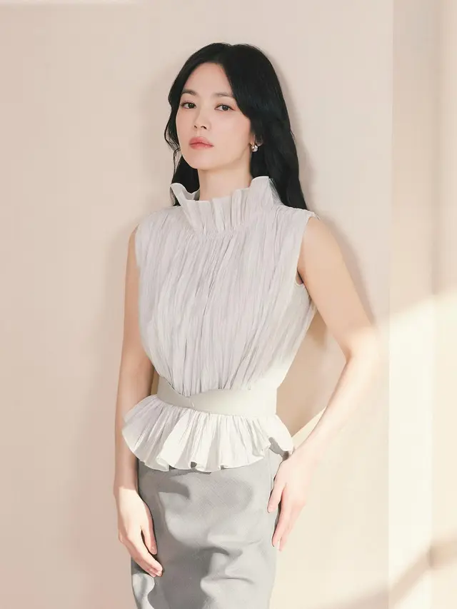 Potret Menawan Song Hye-Kyo, Tampil Anggun dengan Gaya Fashion yang Simpel