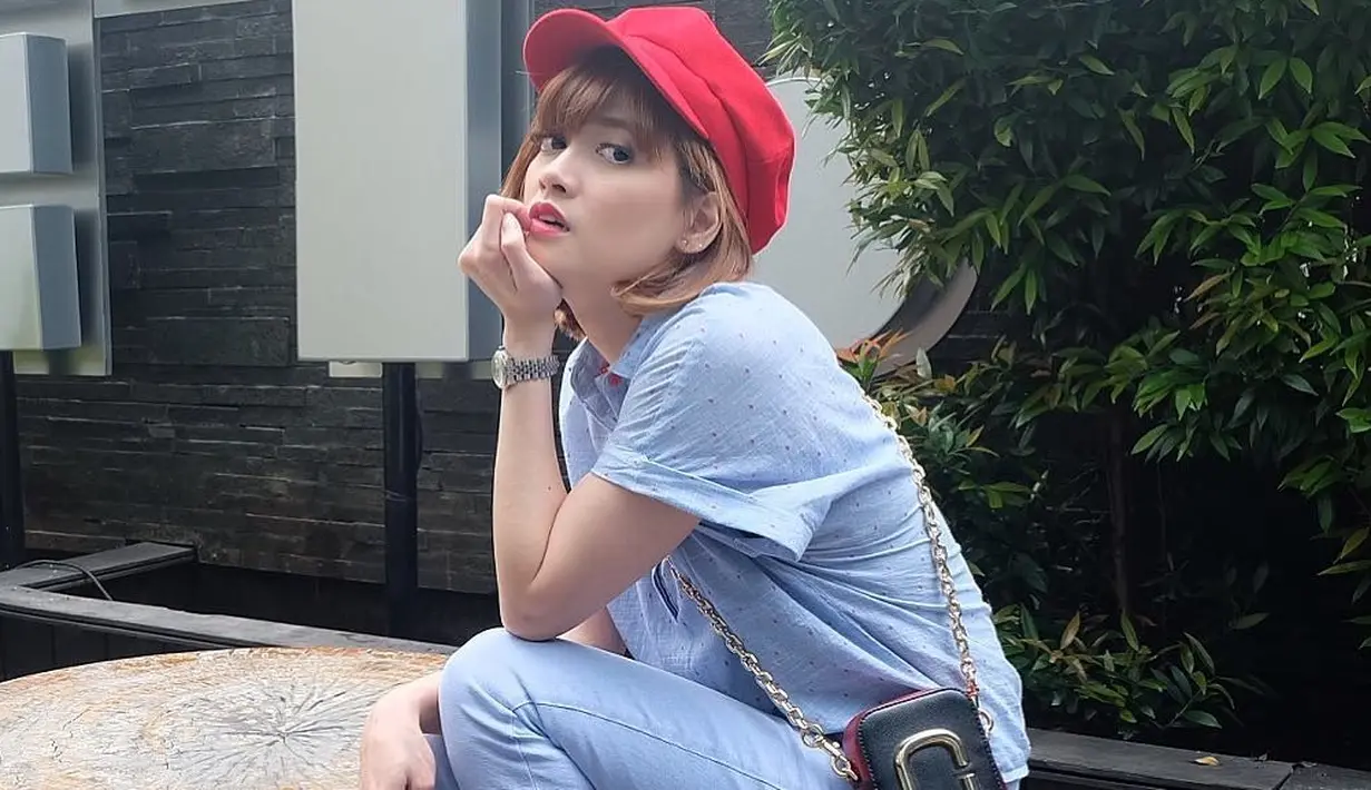 Sebagai seorang publik figur, Chicca Jesica memang selalu memerhatikan penampilannya. bahkan, bisa dibilang selera fashionnya yang mengace pada Koreans Style ini kerap ditiru masyarakat. (Instagram/chikajessica88)