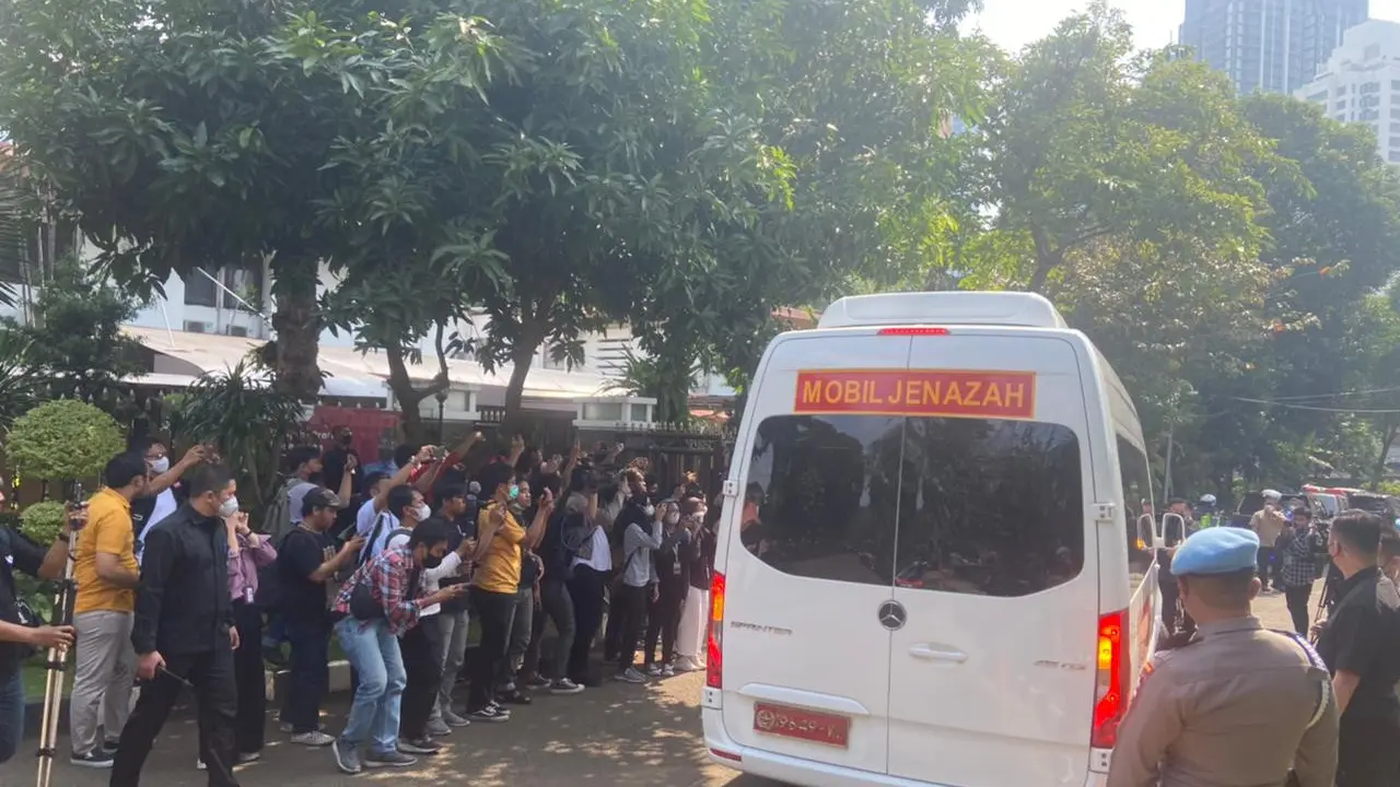 Mobil jenazah almarhum Tjahjo Kumolo tiba di rumah duka, Kompleks Widya Chandra Jakarta Selatan. Pantauan di lokasi, Jumat, 1 Juli 2022 pukul 13.30 WIB