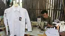 Pekerja menyelesaikan produksi seragam sekolah di rumah ronveksi Fia Busana Sawangan Depok, Jawa Barat, Rabu (08/07/2026). (KLY/ Arie Basuki)