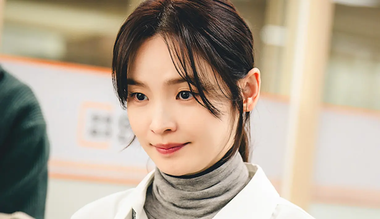 <p>Potongan gambar yang baru dirilis menampilkan Oh Yoon Jin, yang dipanggil oleh pemimpin redaksi setelah menerbitkan artikel eksklusifnya sendiri karena dia tidak dapat melewatkan satu informasi pun.</p>