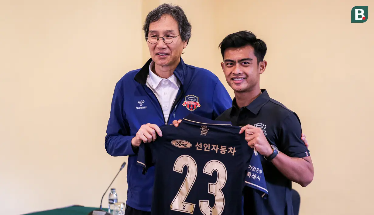 <p>Pratama Arhan (kanan) memegang jerseynya yang bernomor punggung 23 bersama General Manager Suwon FC, Choi Sun-ho saat perkenalan pemain baru Suwon FC yang berlangsung di Hotel Sultan, Jakarta, Kamis (15/02/2024) WIB. (Bola.com/Bagaskara Lazuardi)</p>