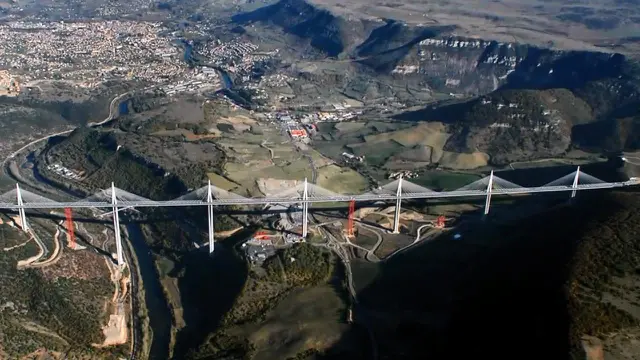 Rangkaian gambar jembatan-jembatan terindah di dunia.