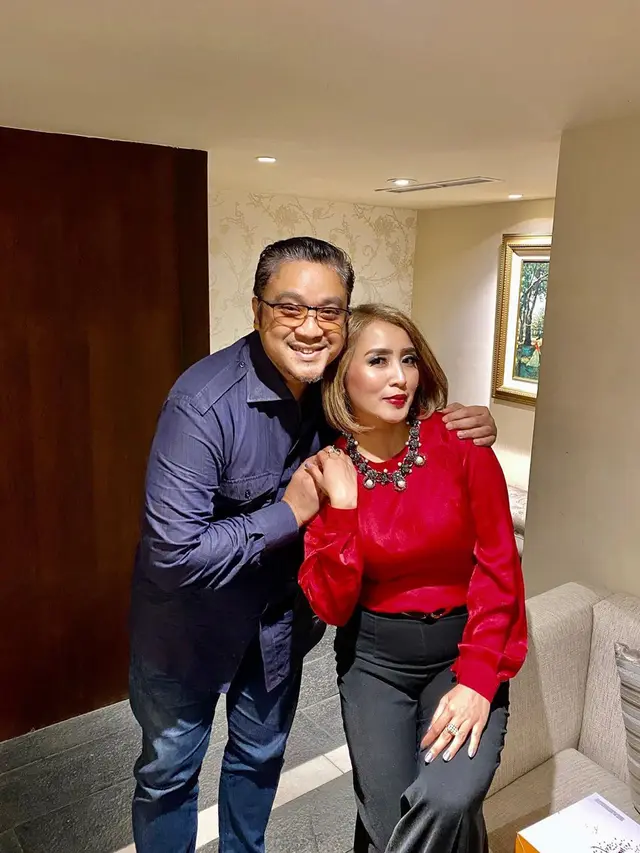7 Potret Mesra Dede Yusuf dan Istri yang Jarang Terekspos