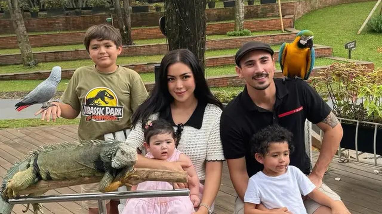 Foto-Foto Jessica Iskandar dan Vincent Verhaag Ajak Anak ke Kebun Binatang, Sederhana Tapi Bikin Bahagia
